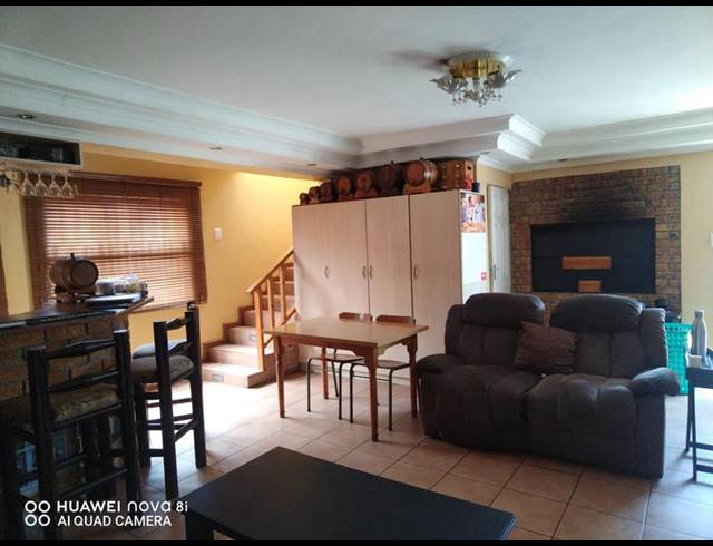 4 BEDROOM HOUSE FOR SALE IN UITSIG